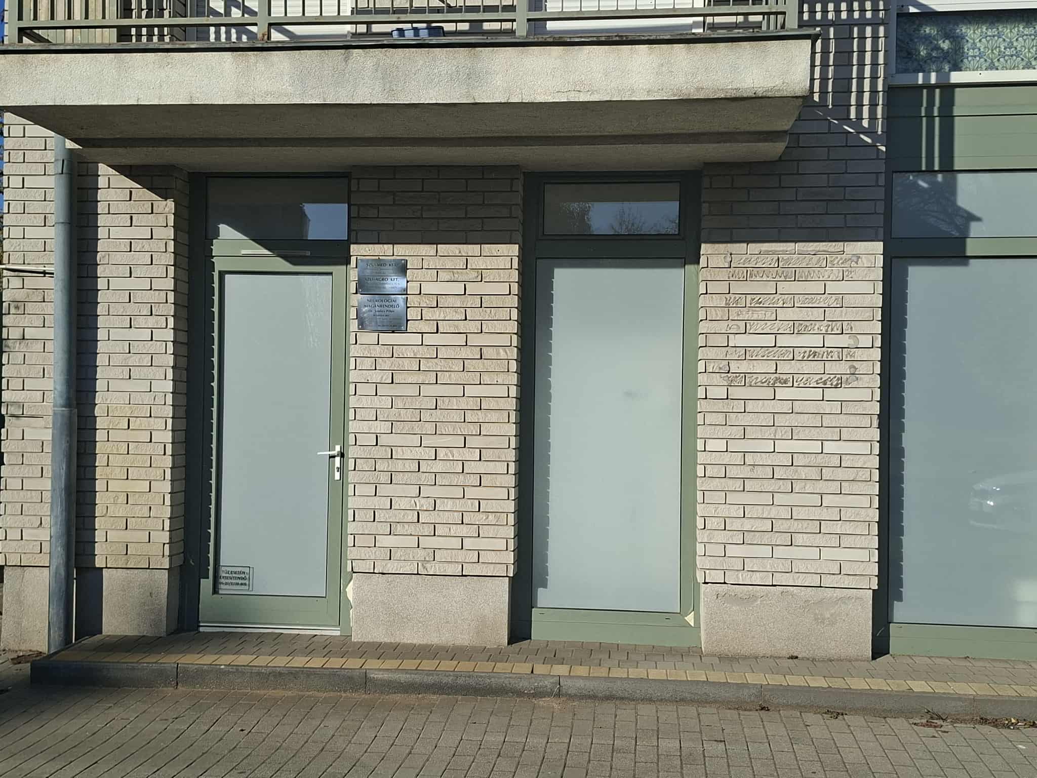Rendelő bejárata